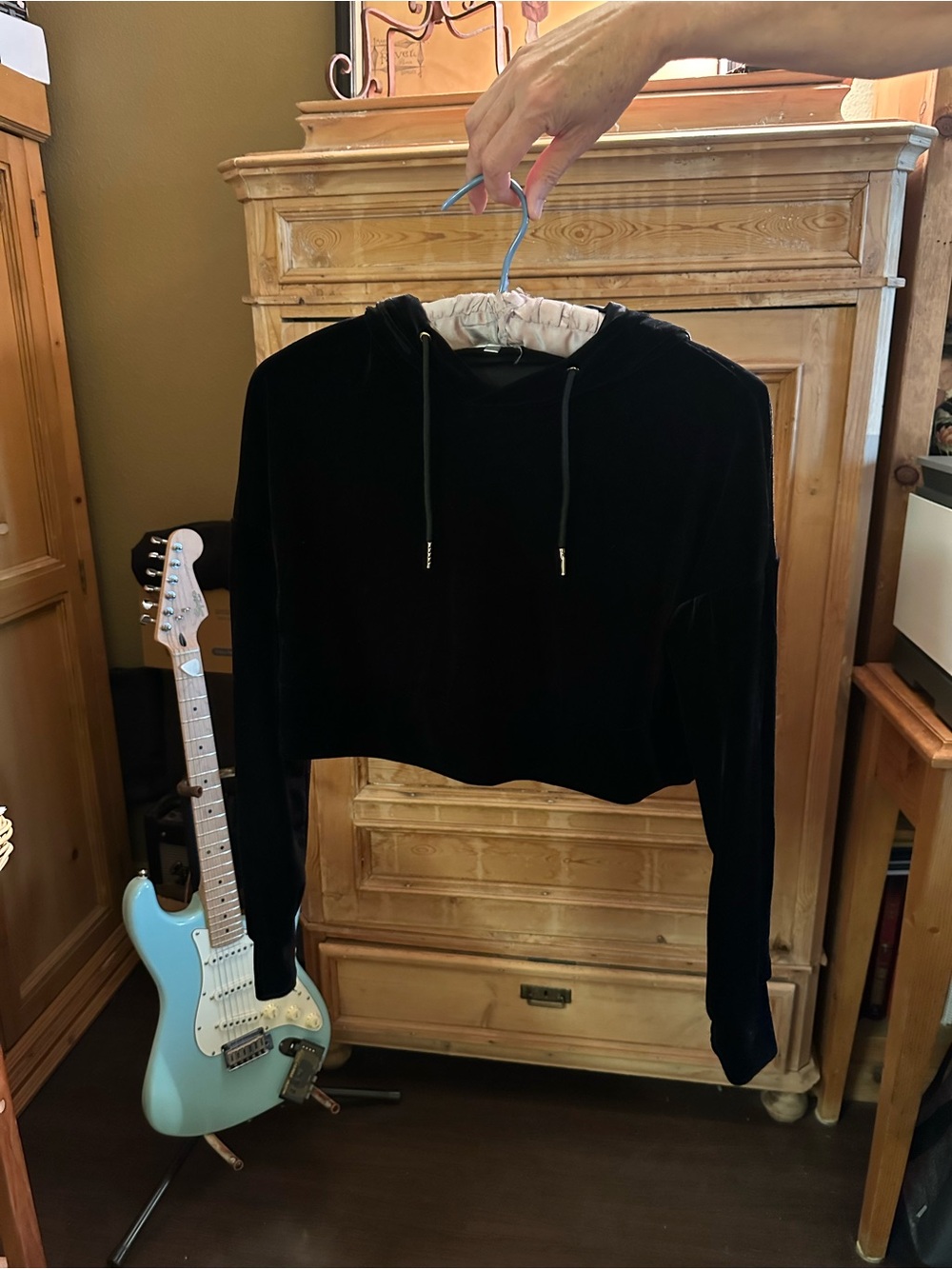 MESHKI Black Cropped Velvet Hoodie Small